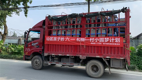 双人床上激情打扑克，体验痛并快乐的趣味游戏软件